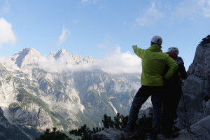 Ali se dela samo pametnega, ali pa res pozna :)